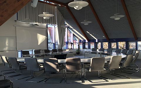 Gemeinderatssitzung Blick in den Sitzungssaal des Gemeinderates von Sersheim