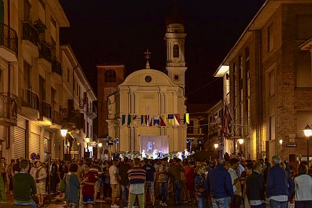 Menschen feiern das Pfirsichfest in Canale