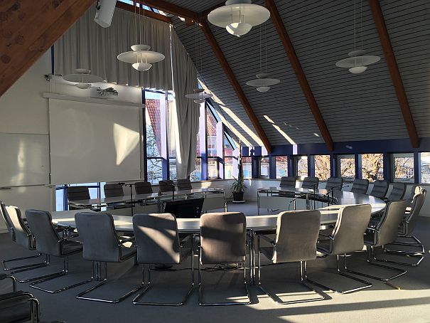 Ratsaal Blick in den Sitzungssaal des Sersheimer Rathauses
